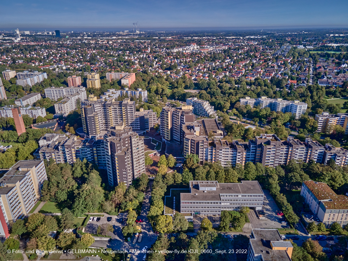 23.09.2022 - Karl-Marx-Ring 53-53c und Studentenwohnheim und Marx-Zentrum in Neuperlach